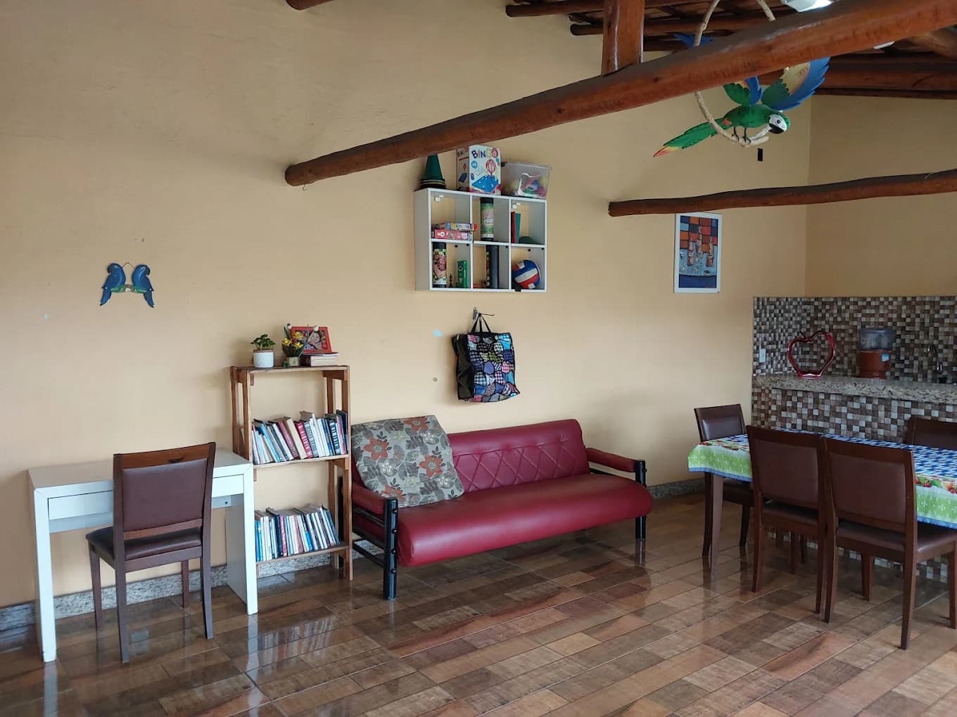 Ágape Residencial Sênior - Sala de Convivência Aconchegante com Biblioteca e Jogos