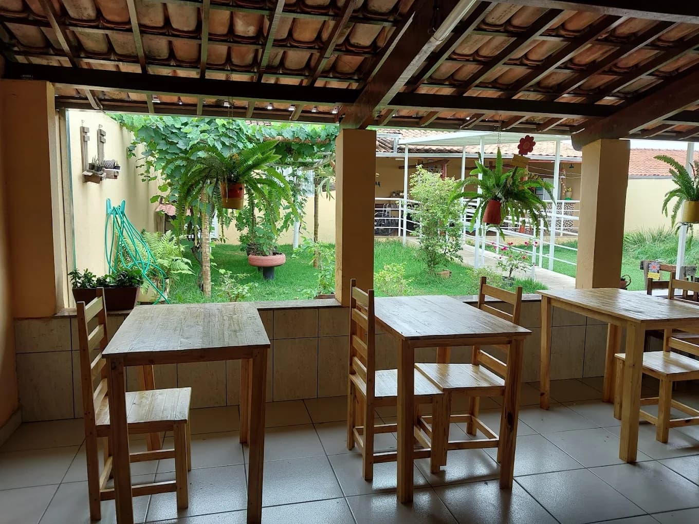 Ágape Residencial Sênior - Varanda Coberta com Vista para o Jardim e Acessibilidade