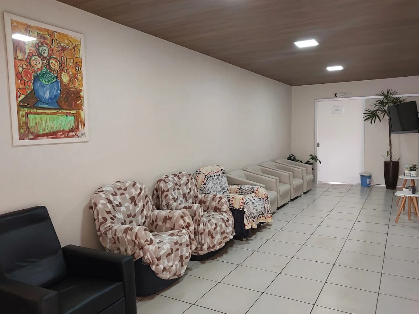 Ágape Residencial Sênior - Sala de TV Ampliada com Poltronas Reclináveis Confortáveis